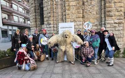 [ARGAZKI GALERIA] Surrandiak eta mozorroak Durangoko inauterietako protagonistak