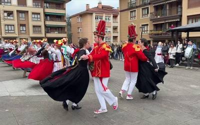 Bolant dantzekin ospatu ditu Aratusteak Oñatz dantza taldeak