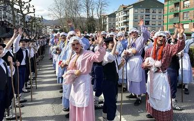 [ARGAZKIAK] Giro bikaina Berako Inudeen eta Artzainen desfilean