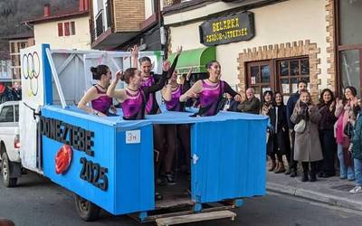 [ARGAZKIAK] Jende aunitz bildu da Doneztebeko inauteetan