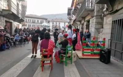 [BIDEOA] Karroza ikusgarriak plazaratu dituzte Lesakan Inauteetako Astelehenean