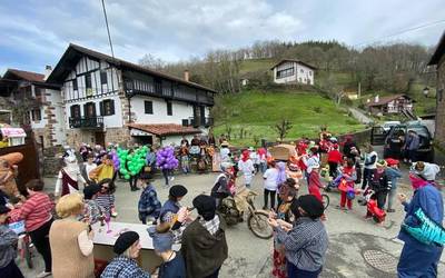[ARGAZKIAK] Giro ederrean ospatu dituzte Etxalarko inauteak