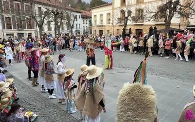 Eskoriatzarrek Inauterietako dantzez eta algaraz bete dute plaza