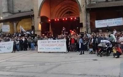 Ehunka lagun batu dira Elorrion gertatutako lan istripua salatzeko elkarretaratzean