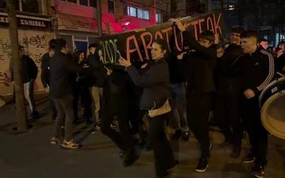 Txinen hiletarekin agurtu dituzte Aratusteak aretxabaletarrek