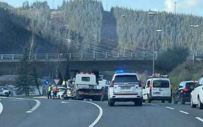 Epele inguruan izandako istripuak auto ilarak sortu ditu