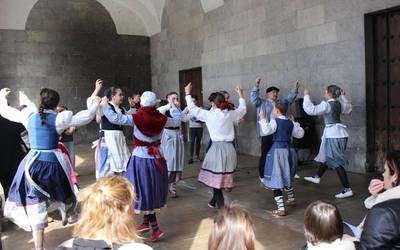 Euskal musika tresnekin eta dantzekin hasi dute 24. Taldez Talde