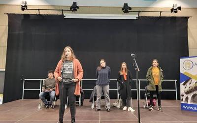 Bertsotan hasi dituzte Martxoaren 8ko ekitaldiak