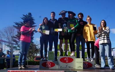 Hiru oriotar igo dira VI. Mahasti Kroseko podiumera
