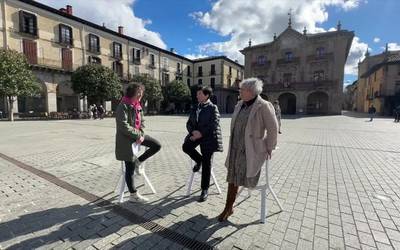 Lourdes Idoiagarekin eta Jaione Isazelaiarekin, alkate izan zireneko kudeaketaz