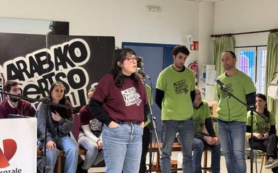 Paula Amilbururen Pinto Pinttok egin du aurrera Arabako Kuadrilla arteko Bertso Txapelketan
