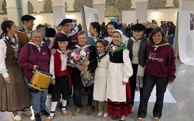 Marga Mercader eta Eugenio Garcia omendu ditu Txikitxu-Arrostaitz dantza taldeak