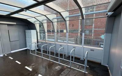 Metro Bilbaoko bizikleta eta patineteentzako lehen disuasio-aparkalekua estreinatu dute Leioan