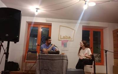 "Poemak lurrean jarri zituen eta konturatu zen gai komuna amona zela"
