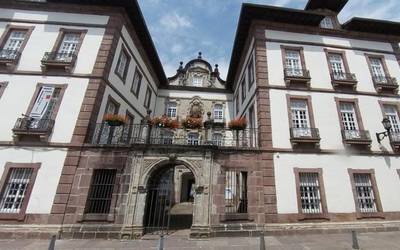 'Origen e historia de la lengua vasca: de enigma a prototipo' liburuaren aurkezpena ortzegunean Elizondon