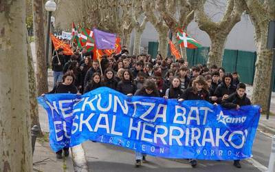 Hezkuntza sistema propioa aldarrikatu dute