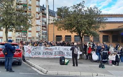 Pediatra faltagatik mobilizazioa egin dute Aranbizkarra auzoko bizilagunek