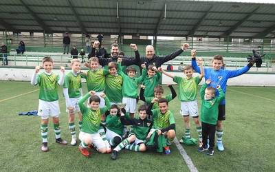 Joan den denboraldiko txapeldunen kopa hartu dute Beti Gazteko futbol-8ko benjaminek
