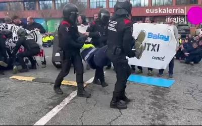 BSHko lantokiko sarbidea itxi dute langileek euren etorkizuna negoziatu nahi dutela aldarrikatzeko