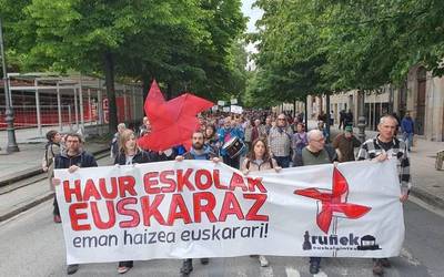 Iruñeko Euskalgintza: “Hitz politekin apaindu duten akordio honek hiritarron hizkuntza eskubideak urratzen ditu”