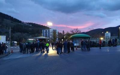 Bukatu da Aiala Vidrion abiatutako greba mugagabea, hamahiru langileen kaleratzea geldituta