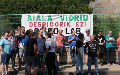 Greba mugagabea hasiko dute bihar Aiala Vidrion, 13 langileren kaleratzearen kontra