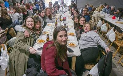 Dantzan hasi eta amaitu dute eguna Erauntsiko kideek