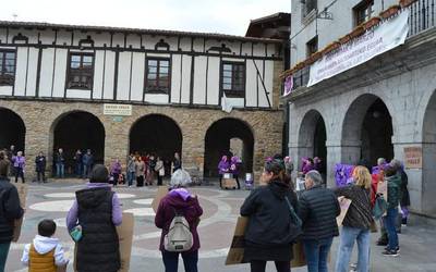 Eguerditik arratsaldera arte luzatu da Martxoaren 8ko egitaraua Orozkon