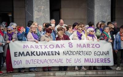 Laudioko kaleak hartu dituzte ehunka lagunek Martxoaren 8ko mobilizazioan