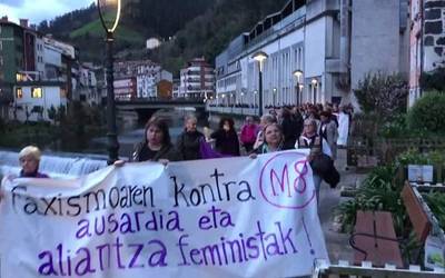 Manifestazio jendetsua "faxismoaren kontra, ausardia eta aliantza feministak" aldarrikatuz