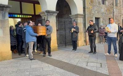 Luziano Soraluze 'Porrutxo' pandero-jotzaileari omenaldia egin diote azken agurrean