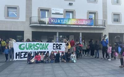 "Kalitatezko eskola publikoaren alde" protesta egin dute gurasoek Aretxabaletan