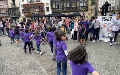 Arizmendi Ikastolak musikaz beteko ditu kaleak zapatuan, 'Herria kantari' jaialdiarekin