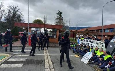 BSHko langileek lantegiko sarrera blokatu zuten