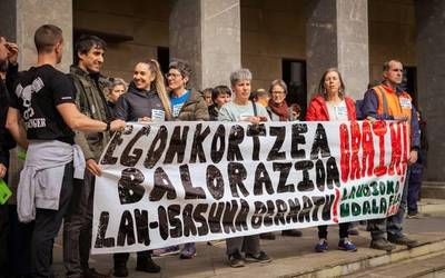 Kalera atera dira Laudioko udal langileak, bizi duten "ezinegon, ziurgabetasun eta kezka" salatzeko