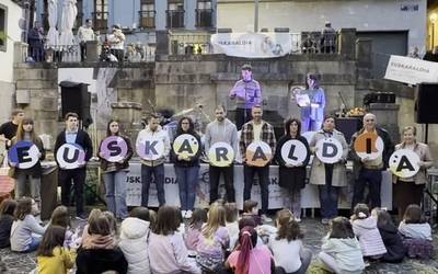 Soraluzen Euskaraldia ordezkatuko duen hamaikakoa aurkeztu dute Plazan