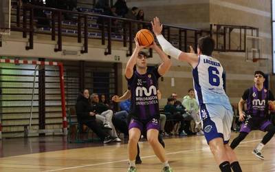 Liderra hartu du mendean MU-k (77-75)