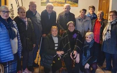 Hamabi lagun bildu dira Arkupeak elkarteko Ezkurrako bazkideen bestan