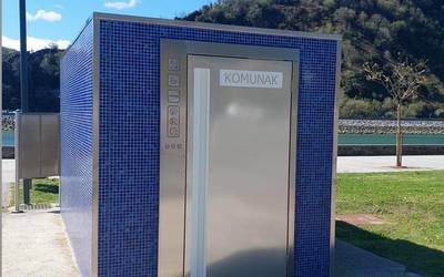 Ate berria jarrita, berriz ere erabilgarri dago hondartzako komun autogarbitzailea
