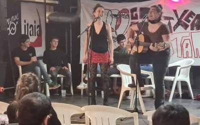 Gaztetxeak Bertsotan sariketan parte hartu dute Kattin Madariagak eta Haira Aizpuruak