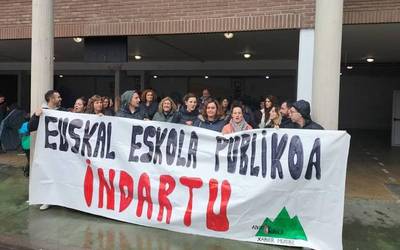 Irakasleen grebaren atarian, euskal eskola publikoa indartzea eskatu dute Xabier Munibe Ikastolan