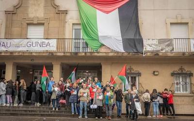 Elkarretaratzeak egin dituzte ikastetxeetan, Israelek azken egunetan eraildako haur palestinarrak gogoan