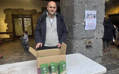 Atzo hasi ziren Lesboseko kanpalekuetarako arroz luzea batzen