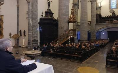 Jende ugari bildu da parrokian Fernando Prado gotzainaren hitzaldia jarraitzeko