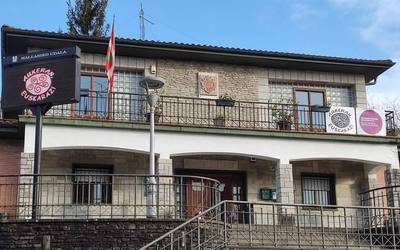 Greziako errefuxiatuentzat makarroiak batuko dituzte Mallabian