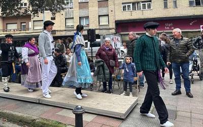 Bigarren eskuko arropen azoka, zapatuan, Loralderen eskutik