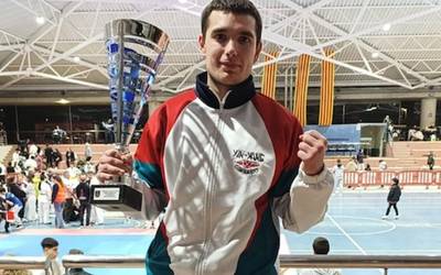 Aitor Madinabeitia karateka maila bikainean ari da