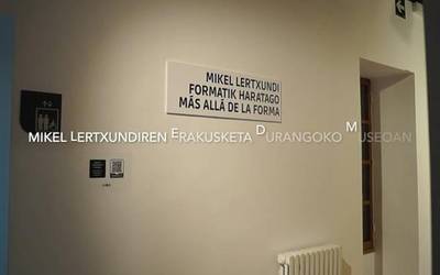 [BIDEOA]:  Mikel Lertxundiren erakusketaren azken egunak Durangon