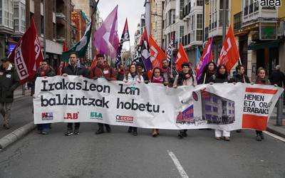 Hezkuntzako grebalariek manifestazio jendetsua egin dute Gasteizen