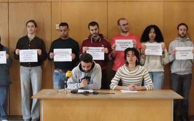 Gasteizko Udalak hiru familia etxegabetu nahi dituela salatu dute